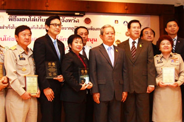 วิริยะประกันภัยรับมอบโล่จากโครงการสงกรานต์ปลอดภัย ตายเป็นศูนย์