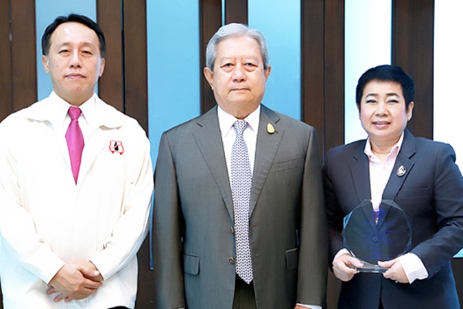 วิริยะประกันภัย รับโล่ขอบคุณจาก มูลนิธิรัฐบุรุษ