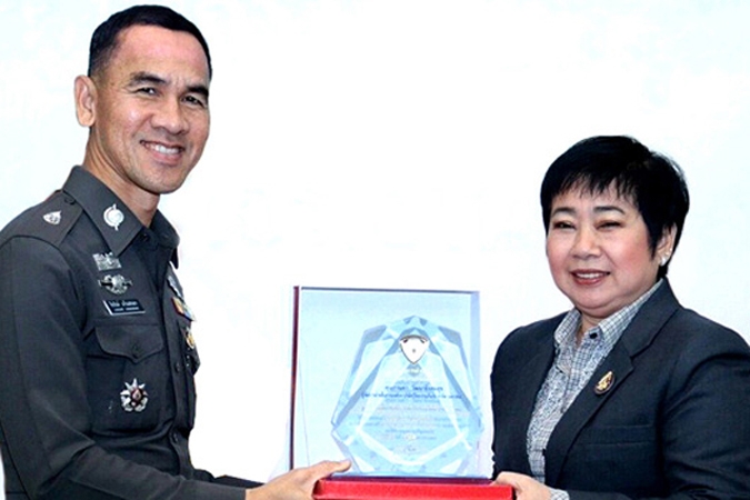 บก.จร มอบโล่ขอบคุณ วิริยะประกันภัย