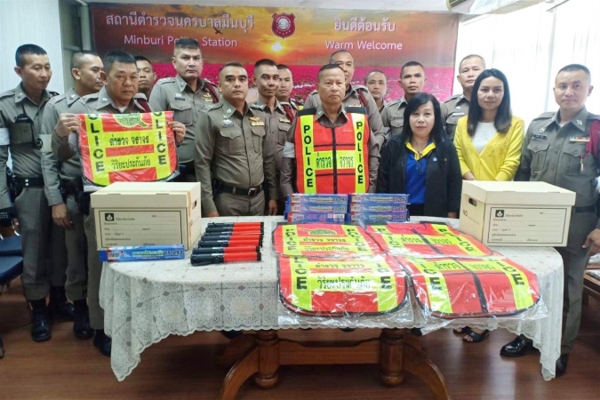 วิริยะประกันภัย มอบอุปกรณ์จราจร สนับสนุนการปฏิบัติงานตำรวจ สน.มีนบุรี
