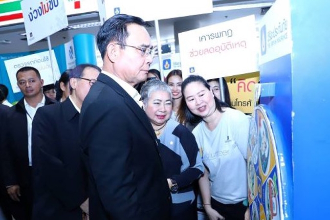 นายกรัฐมนตรี เยี่ยมชมบูธกิจกรรมวิริยะประกันภัย โครงการรณรงค์ลดอุบัติเหตุทางถนน “ปีใหม่ ปลอดภัยเมาไม่ขับ”